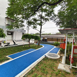 偉博公司施工永定門(mén)東街西里公園步道藍(lán)色冷拌瀝青